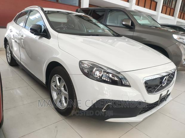 Volvo V40 2016 - Modern Compact Car with Pearl Colour