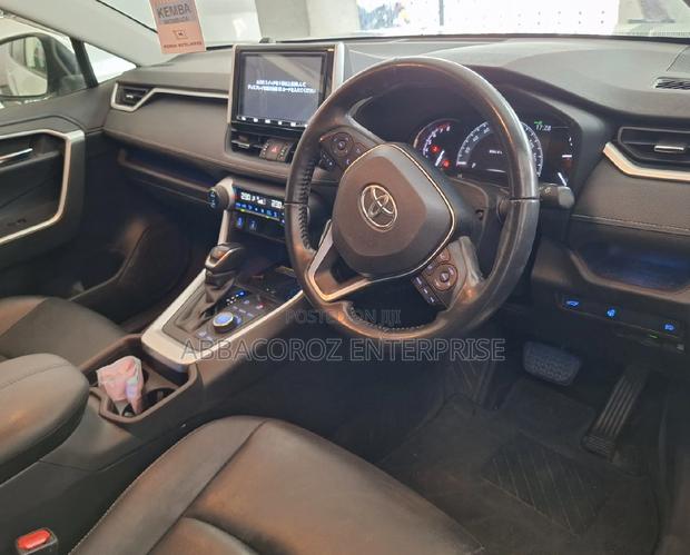 2017 Toyota RAV4 Pearl: Experience the Ultimate SUV Ride