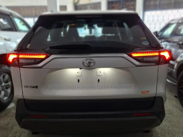 2017 Toyota RAV4 Pearl: Experience the Ultimate SUV Ride