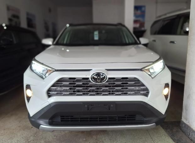 2017 Toyota RAV4 Pearl: Experience the Ultimate SUV Ride