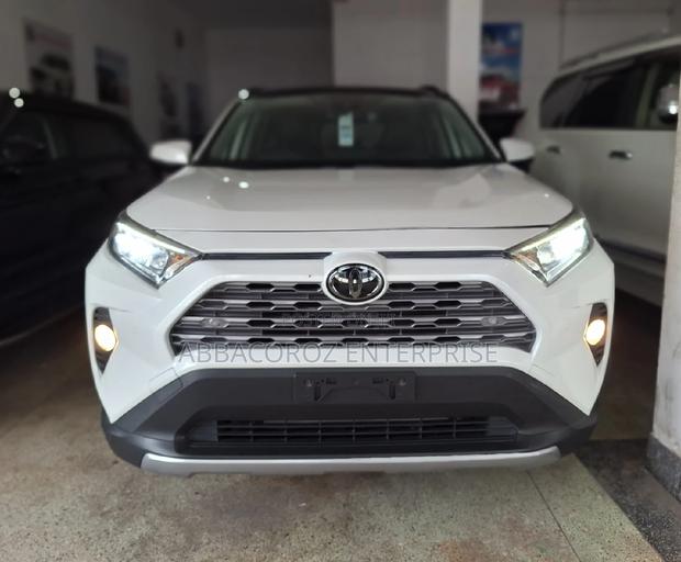 2017 Toyota RAV4 Pearl: Experience the Ultimate SUV Ride