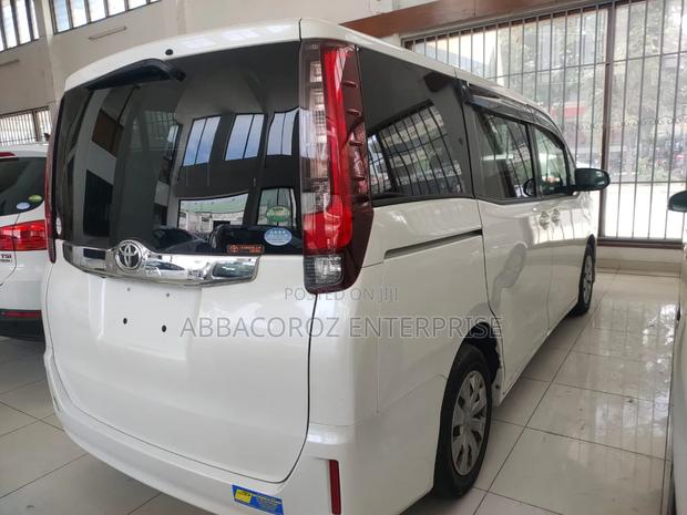 Ivory Toyota Noah 2017: Used Minivan Offer