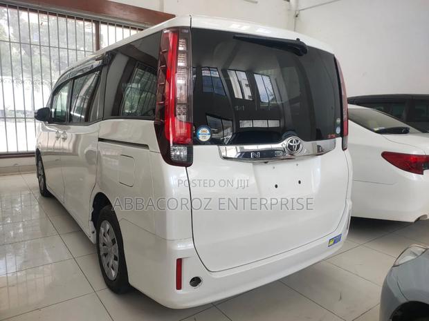 Ivory Toyota Noah 2017: Used Minivan Offer