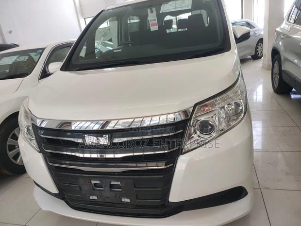Ivory Toyota Noah 2017: Used Minivan Offer