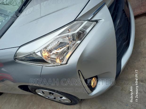 Toyota Vitz 2017 Silver