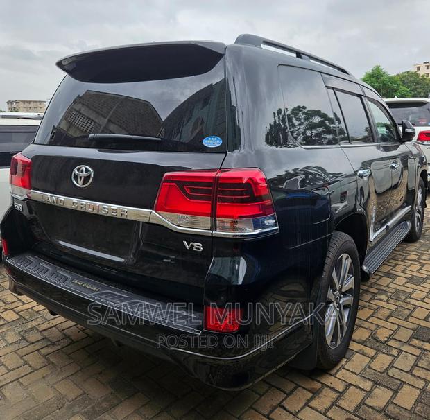 Toyota Land Cruiser 4.6 V8 ZX 2017 Black