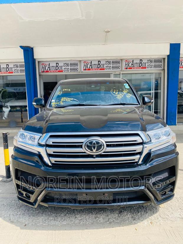 2017 Toyota Land Cruiser Black: Power and Luxury Combined