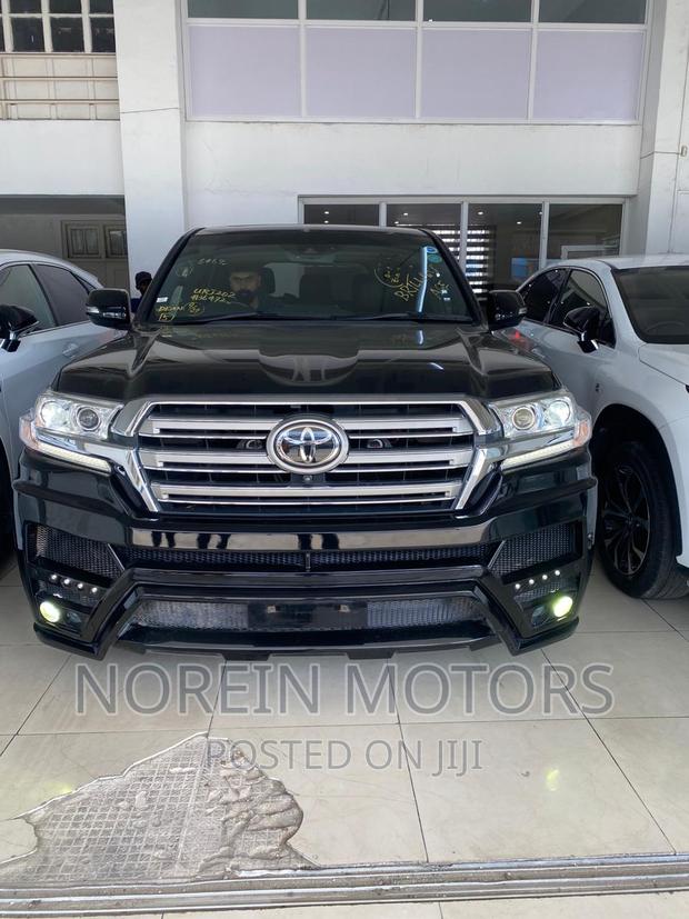 2017 Toyota Land Cruiser Black: Power and Luxury Combined