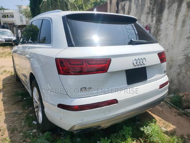 White 2016 Audi Q7 - High-Performance SUV