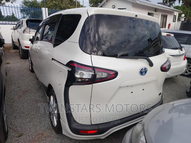 White 2017 Sienta Toyota: Comfortable and Practical Minivan