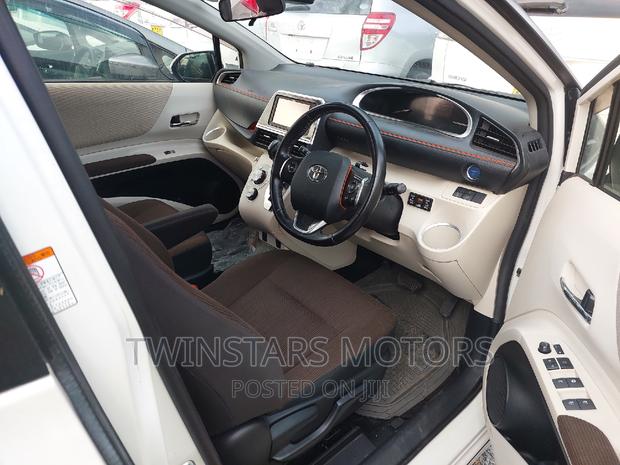 White 2017 Sienta Toyota: Comfortable and Practical Minivan