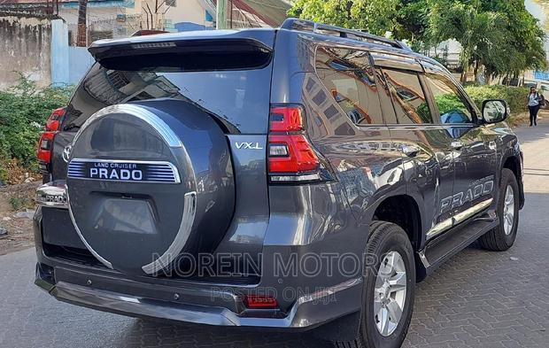 2019 Gray Land Cruiser Toyota - Luxury SUV with Off-Road Capabilities