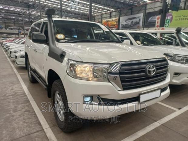 2016 Toyota Land Cruiser in White - Unmatched Style & Performance