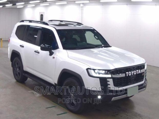 Toyota Land Cruiser 2022: Premium Off-Roading Experience