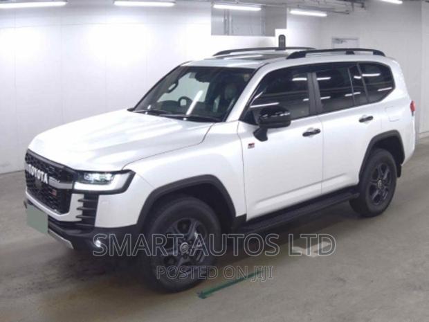 Toyota Land Cruiser 2022: Premium Off-Roading Experience