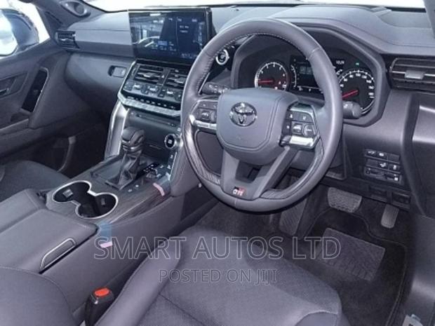 Toyota Land Cruiser 2022: Premium Off-Roading Experience