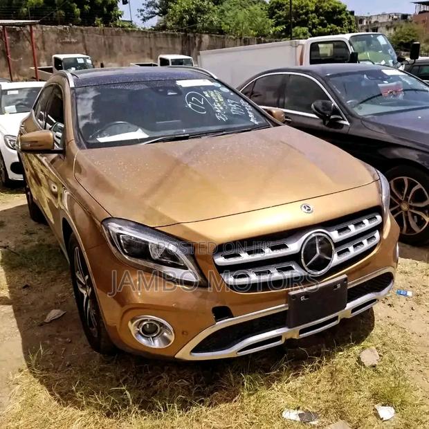 2017 Gold Mercedes-Benz GLA 250 SUV: Premium Performance