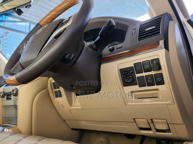 Luxury 2017 Toyota Land Cruiser GXR Gold - V8 Power and Style