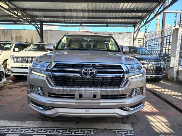 Luxury 2017 Toyota Land Cruiser GXR Gold - V8 Power and Style