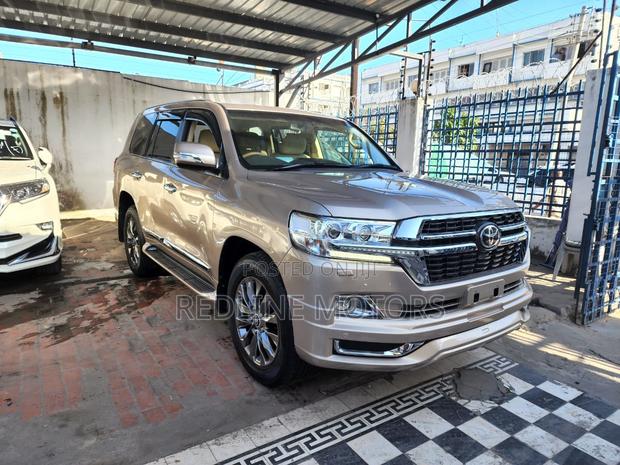 Luxury 2017 Toyota Land Cruiser GXR Gold - V8 Power and Style
