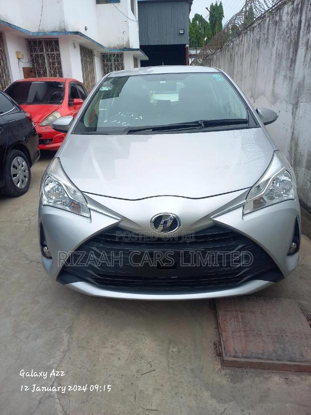 Toyota Vitz 2017 Silver