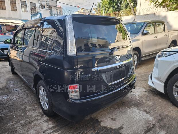 Toyota ISIS 2017 Black
