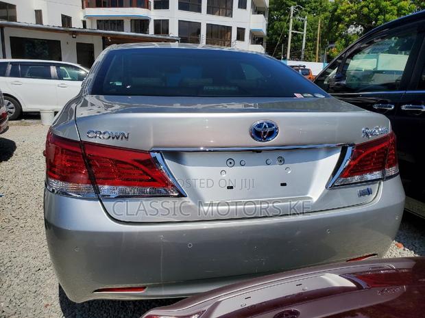 2017 Toyota Crown Silver: Quality Ride, Competitive Price