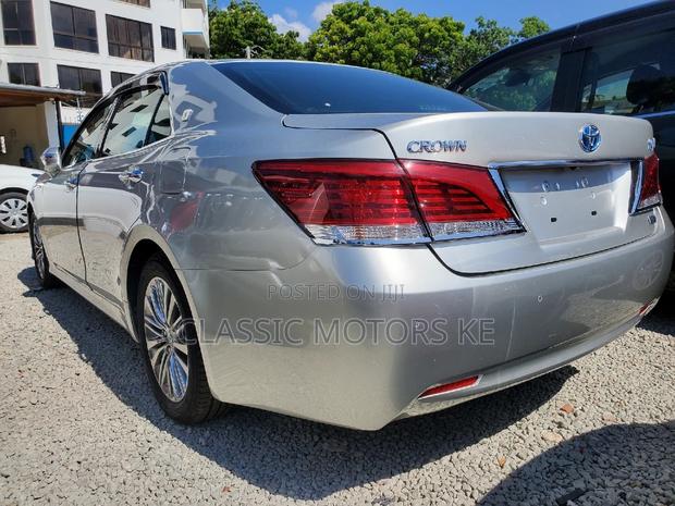 2017 Toyota Crown Silver: Quality Ride, Competitive Price