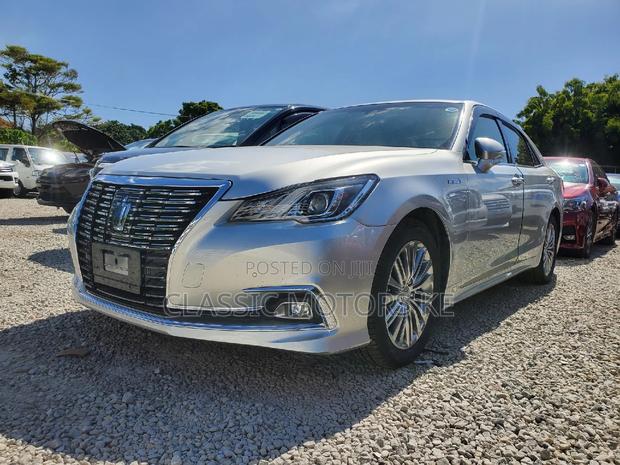 2017 Toyota Crown Silver: Quality Ride, Competitive Price