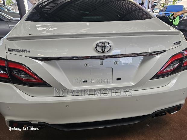 Off-White 2019 Toyota Crown: Two Luxury Sedan Variants to Choose From