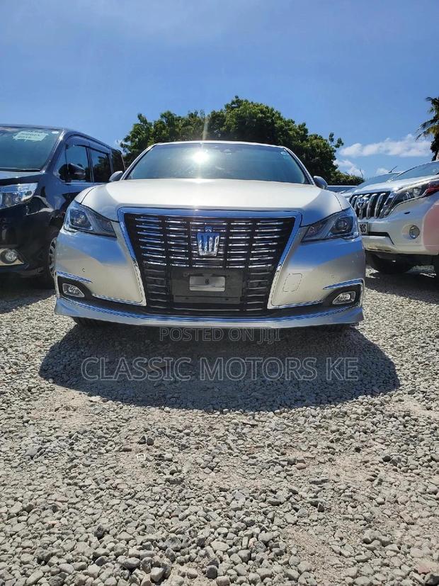 2017 Toyota Crown Silver: Quality Ride, Competitive Price