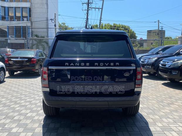 2017 Land Rover Range Rover Vogue - Sleek Black Edition