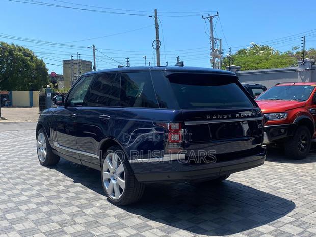 2017 Land Rover Range Rover Vogue - Sleek Black Edition