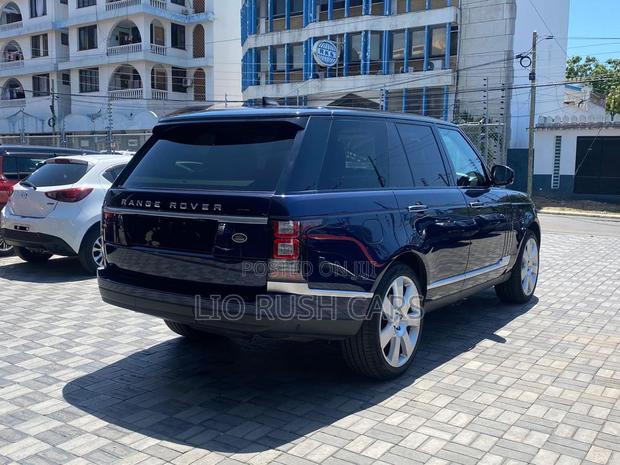 2017 Land Rover Range Rover Vogue - Sleek Black Edition