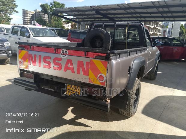 Nissan Navara 2016 Silver: Durable Double Cab Pickup