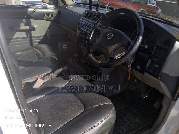 Nissan Navara 2016 Silver: Durable Double Cab Pickup
