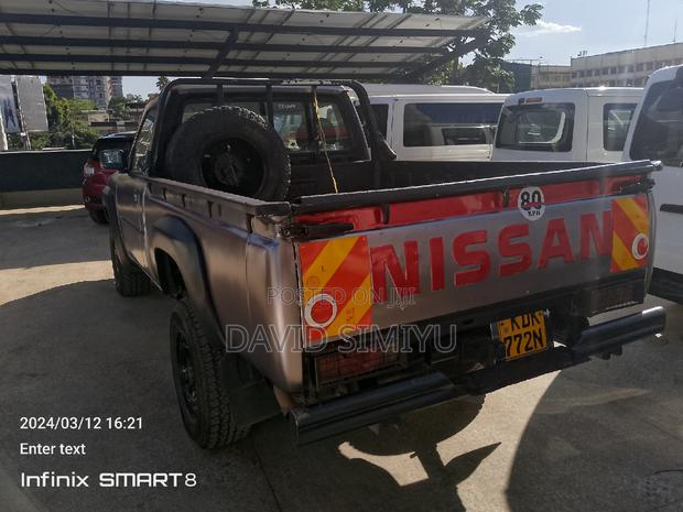 Nissan Navara 2016 Silver: Durable Double Cab Pickup