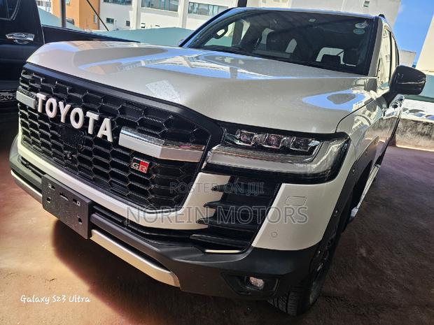 2024 Toyota Land Cruiser Off-White Edition: Dual-Tone Luxury