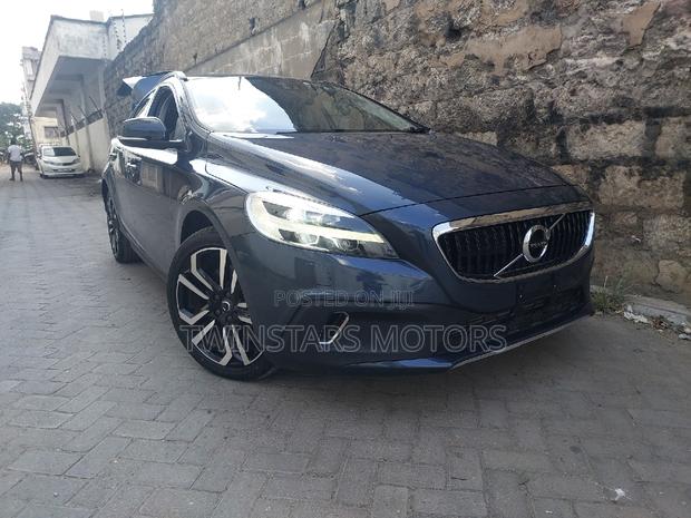Volvo V40 2017 - Gray, Pre-owned Hatchback