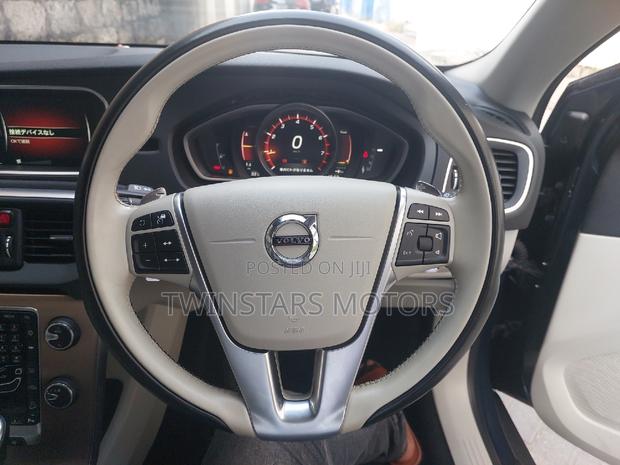 Volvo V40 2017 - Gray, Pre-owned Hatchback