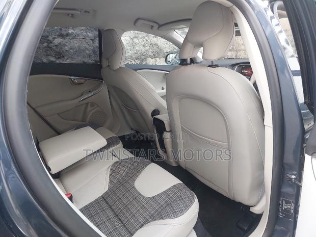 Volvo V40 2017 - Gray, Pre-owned Hatchback