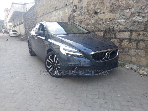 Volvo V40 2017 - Gray, Pre-owned Hatchback