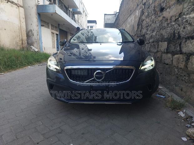 Volvo V40 2017 - Gray, Pre-owned Hatchback