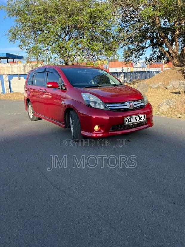 Toyota ISIS 2012 Red