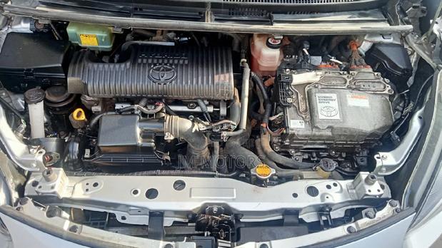 Toyota Sienta 2017 Silver