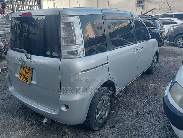 2014 Silver Sienta Toyota - Compact Minivan for Your Needs