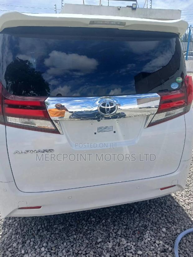 White Toyota Alphard 2017 - Luxury at its Best