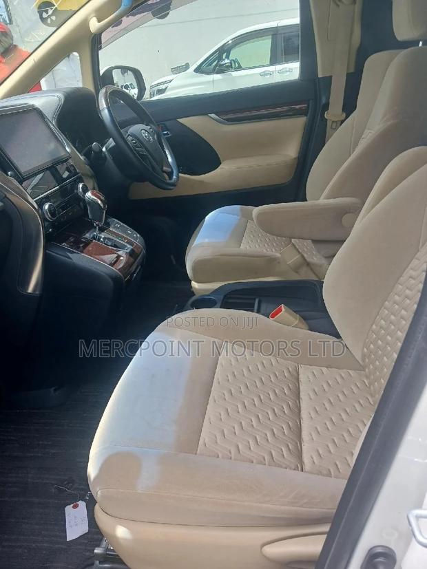 White Toyota Alphard 2017 - Luxury at its Best