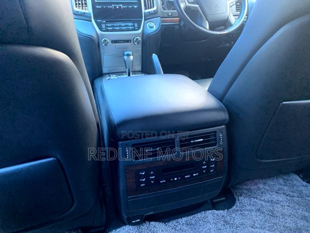 2016 Toyota Land Cruiser Black: Black beauty for off-road conquests