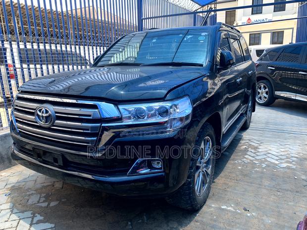 2016 Toyota Land Cruiser Black: Black beauty for off-road conquests